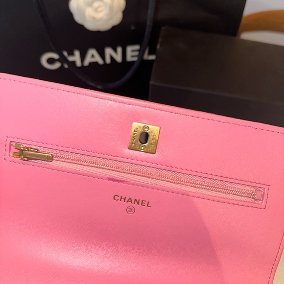 RARE* Barely worn Pink Chanel Bag with gold hardware and handle - Picture 9 of 10